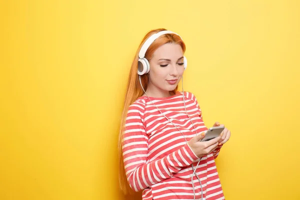 Piękna Młoda Kobieta Słuchająca Muzyki Kolorowym Tle — Zdjęcie stockowe