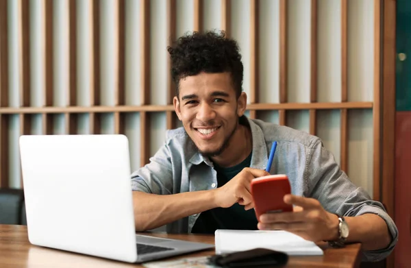 Hombre Afroamericano Contando Ahorros Mesa — Foto de Stock