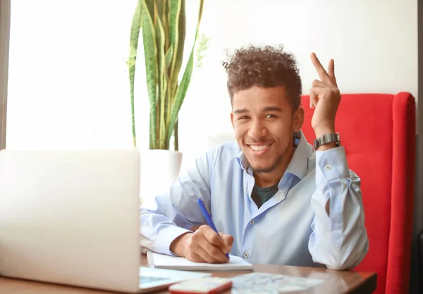 Hombre Afroamericano Contando Ahorros Mesa — Foto de Stock