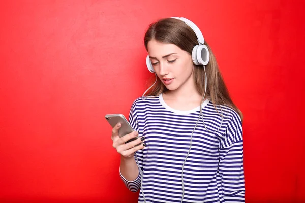 Bella Giovane Donna Che Ascolta Musica Sfondo Colori — Foto Stock