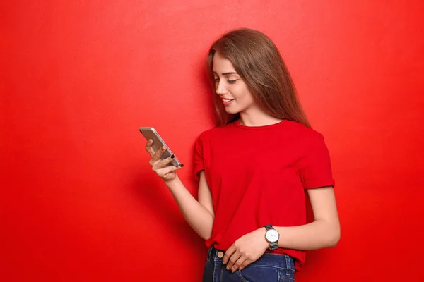 Schöne Junge Frau Mit Handy Auf Farbigem Hintergrund — Stockfoto