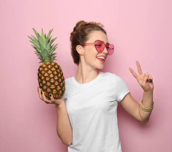 Portret Van Mooie Jonge Vrouw Met Ananas Overwinning Gebaar Weergegeven — Stockfoto