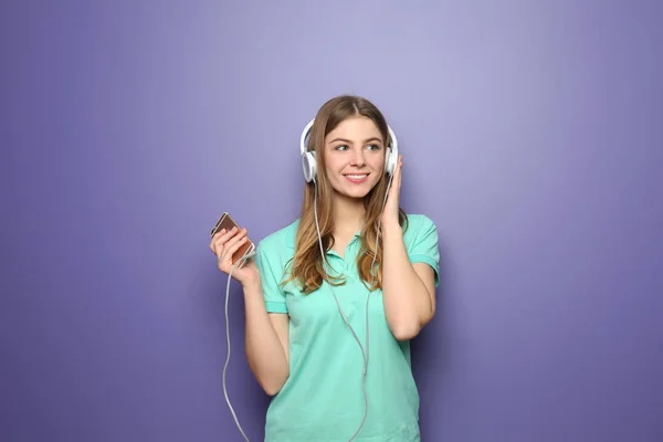 Beautiful Young Woman Listening Music Color Background — Stock Photo, Image