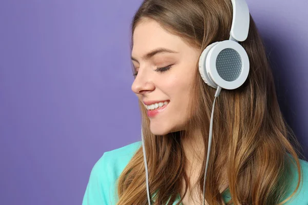 Mooie Jonge Vrouw Luisteren Naar Muziek Kleur Achtergrond — Stockfoto