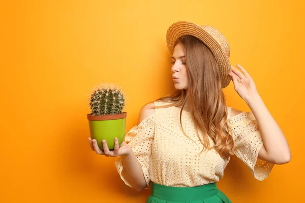 Bella Giovane Donna Con Cactus Sfondo Colore — Foto Stock