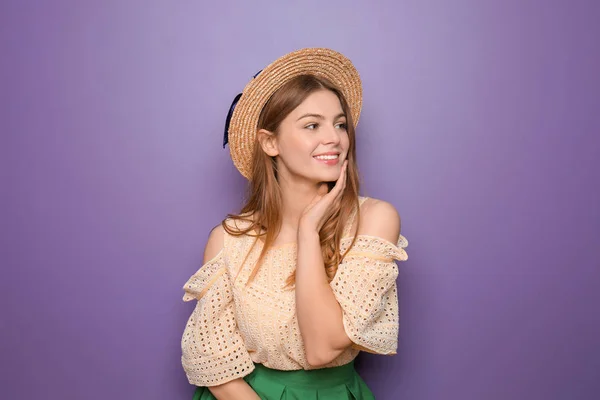 Красивая Молодая Женщина Шляпе Цветном Фоне — стоковое фото
