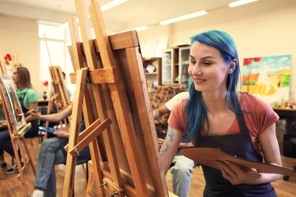 Student Młoda Kobieta Sztuka Malarstwo Pracowni — Zdjęcie stockowe