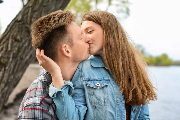 Šťastný Mladý Pár Líbání Poblíž Řeky Jarní Den — Stock fotografie