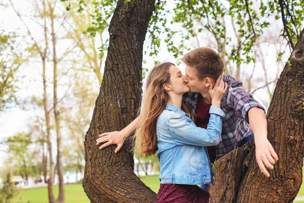 春天在公园附近树的愉快的年轻夫妇 — 图库照片