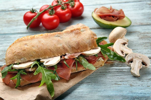 Leckeres Sandwich Mit Schinken Rucola Und Pilzen Auf Holztisch — Stockfoto