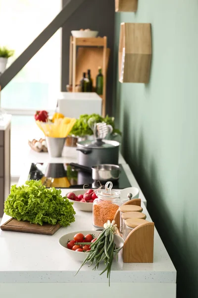 Tisch Mit Geschirr Und Produkten Haus — Stockfoto