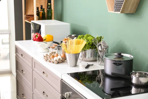 Tisch Mit Geschirr Und Produkten Haus — Stockfoto