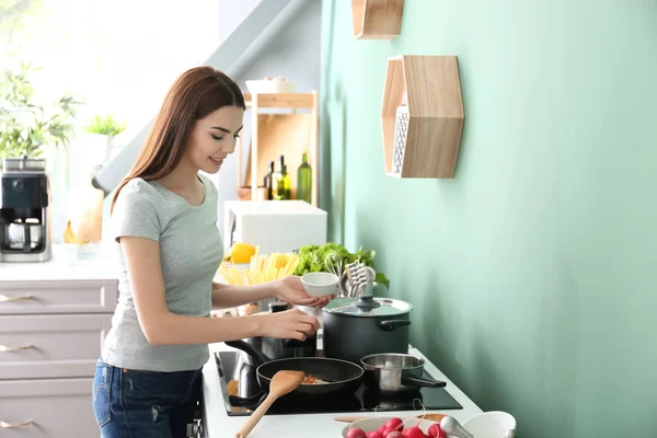 Junge Frau Kocht Küche — Stockfoto