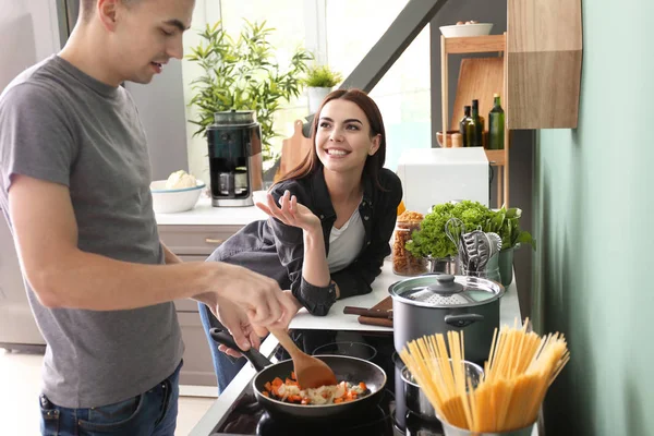 Young Man Cooking Girlfriend Kitchen — Stock Photo, Image