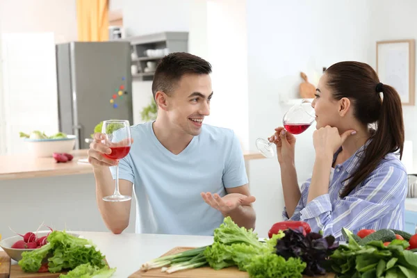 Jovem Casal Bebendo Vinho Enquanto Cozinham Juntos Cozinha — Fotografia de Stock