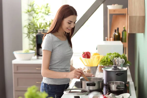 Mujer Joven Cocinando Cocina —  Fotos de Stock