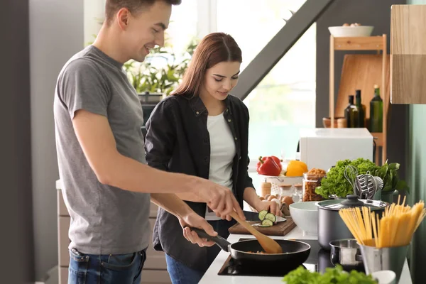 Junges Paar Kocht Gemeinsam Küche — Stockfoto