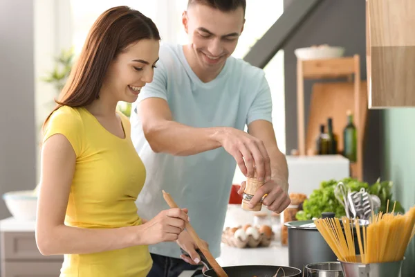 Giovane Coppia Che Cucina Insieme Cucina — Foto Stock