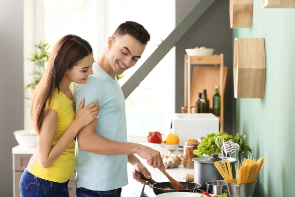 Giovane Coppia Che Cucina Insieme Cucina — Foto Stock