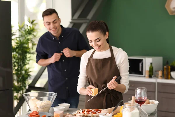 Jovem Cozinhando Com Namorado Cozinha — Fotografia de Stock
