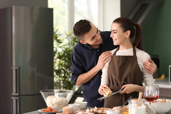 Junge Frau Kocht Mit Freund Küche — Stockfoto