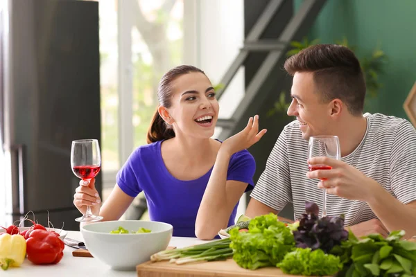 Pasangan Muda Minum Anggur Saat Memasak Bersama Dapur — Stok Foto