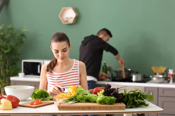 Young Couple Cooking Together Kitchen — Stock Photo, Image