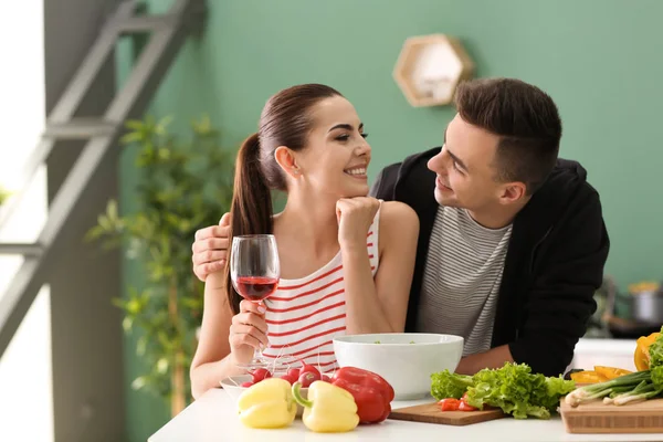 Pasangan Muda Memasak Bersama Sama Dapur — Stok Foto