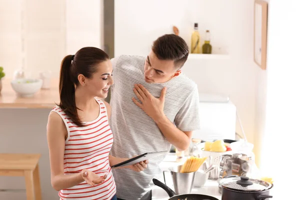 Casal Jovem Com Tablet Ler Receitas Cozinha — Fotografia de Stock