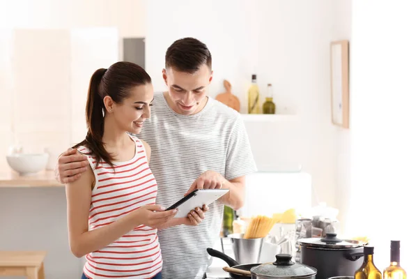 Casal Jovem Com Tablet Ler Receitas Cozinha — Fotografia de Stock