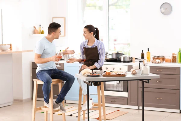 Pareja Joven Bebiendo Vino Mientras Cocinan Juntos Cocina —  Fotos de Stock