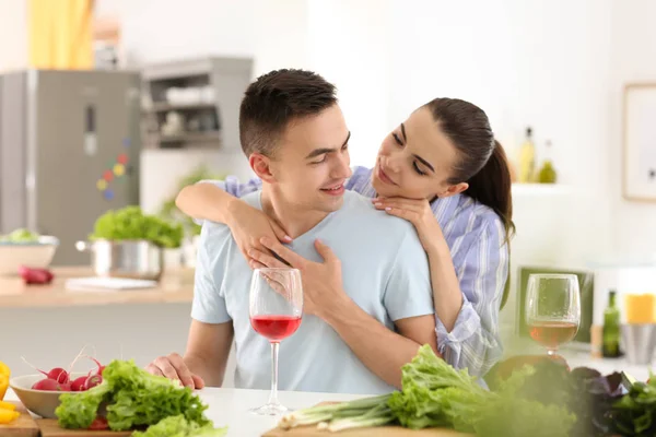 Jovem Casal Abraçando Enquanto Cozinham Juntos Cozinha — Fotografia de Stock