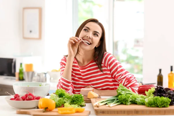 在厨房做饭的年轻女人 — 图库照片