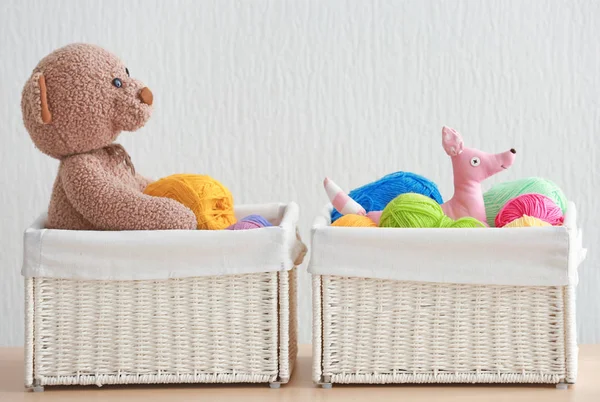 Плетені Кошики Кулями Язання Пряжі Кумедними Іграшками Столі Світлому Фоні — стокове фото
