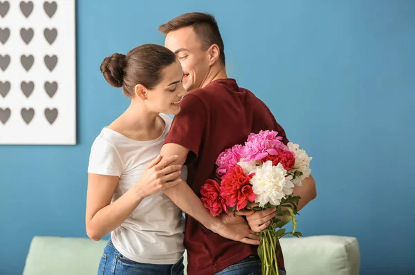 Junger Mann Schenkt Seiner Geliebten Freundin Haus Schöne Blumen — Stockfoto