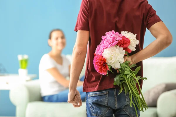 Junger Mann Versteckt Blumen Für Freundin Hinter Seinem Rücken Haus — Stockfoto