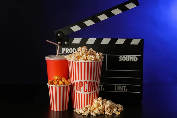 Copas Con Sabrosas Palomitas Maíz Bebidas Clapperboard Sobre Fondo Oscuro — Foto de Stock