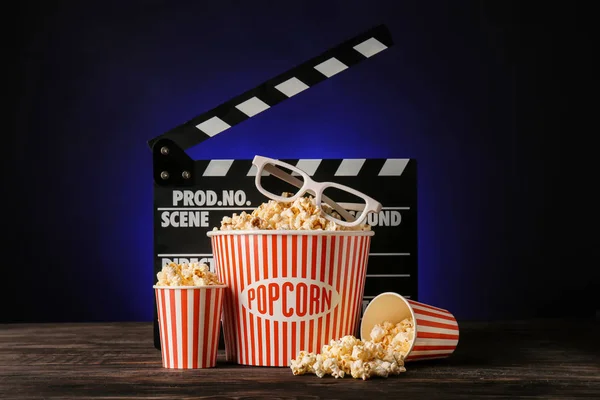 Copas Con Sabrosas Palomitas Maíz Vasos Clapperboard Sobre Fondo Oscuro — Foto de Stock