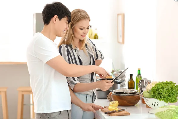 Amigos Com Tablet Ler Receitas Cozinha — Fotografia de Stock