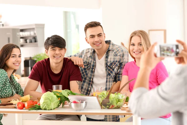 Junger Mann Fotografiert Seine Freunde Küche — Stockfoto