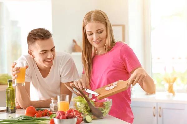 Junge Frau Kocht Mit Ihrem Freund Küche — Stockfoto