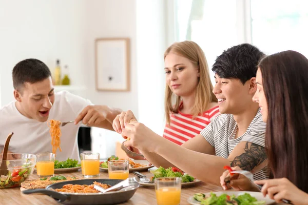 Amigos Comendo Mesa Cozinha — Fotografia de Stock