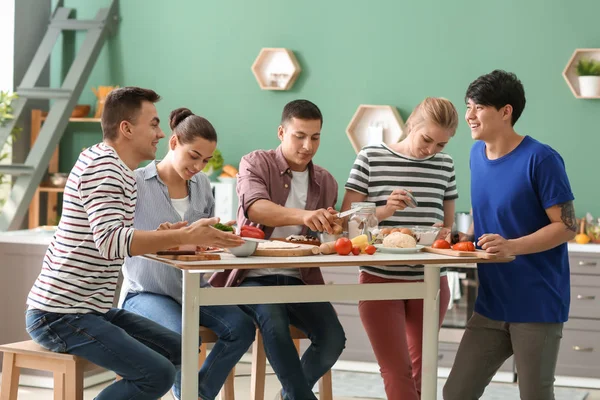 Freunde Kochen Gemeinsam Der Küche — Stockfoto