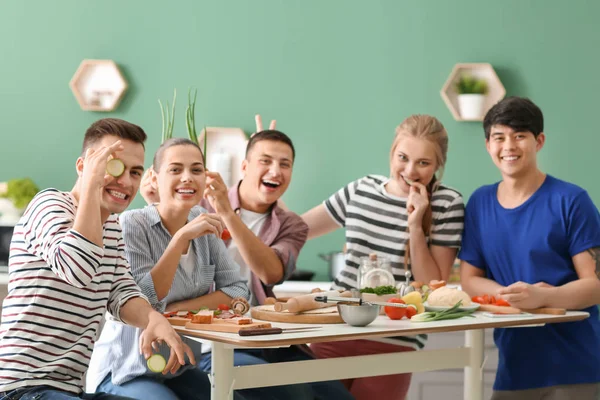 Junge Freunde Haben Spaß Beim Kochen Der Küche — Stockfoto