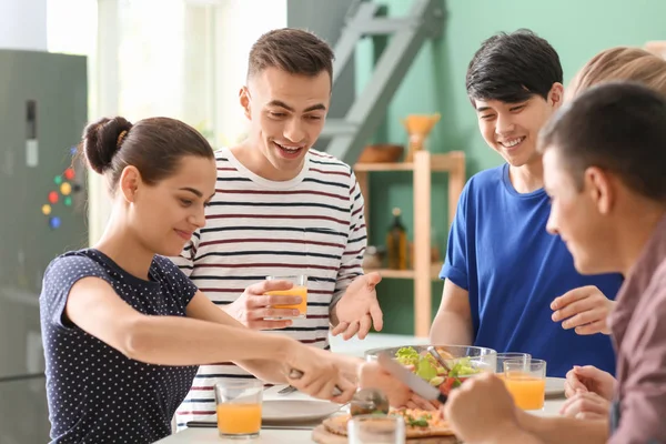 Amigos Comiendo Mesa Cocina — Foto de Stock