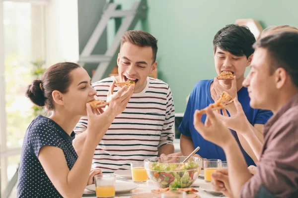 Amigos Comendo Mesa Cozinha — Fotografia de Stock