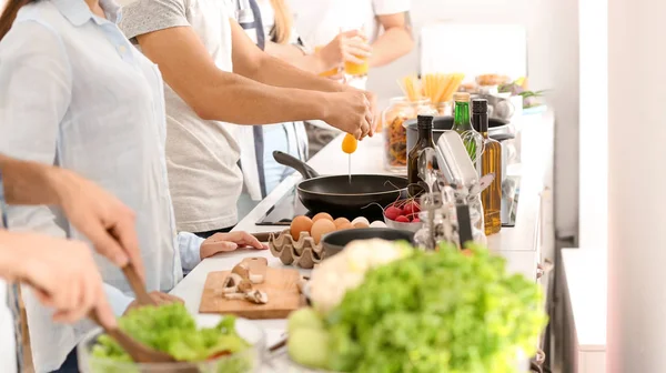 Amigos Cocinando Juntos Cocina — Foto de Stock