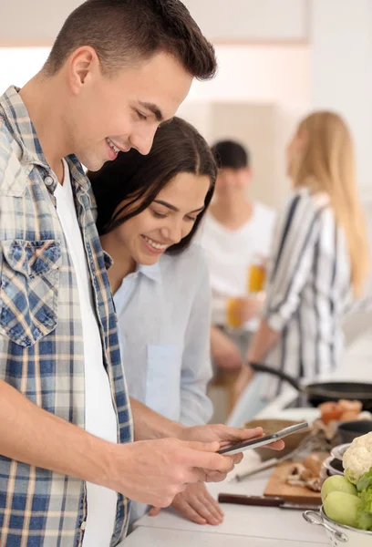 Freunde Mit Tablet Lesen Rezepte Der Küche — Stockfoto