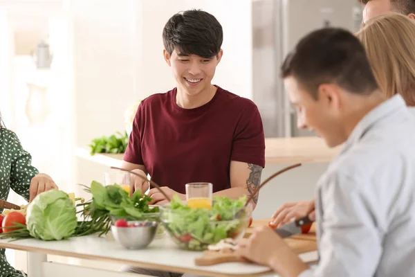 一緒にキッチンで料理の友人 — ストック写真