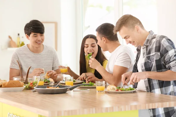 Friends Eating Table Kitchen — Stock Photo, Image